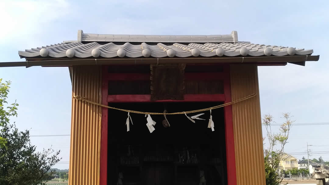 葺き替え完了後の稲荷神社の瓦屋根の画像