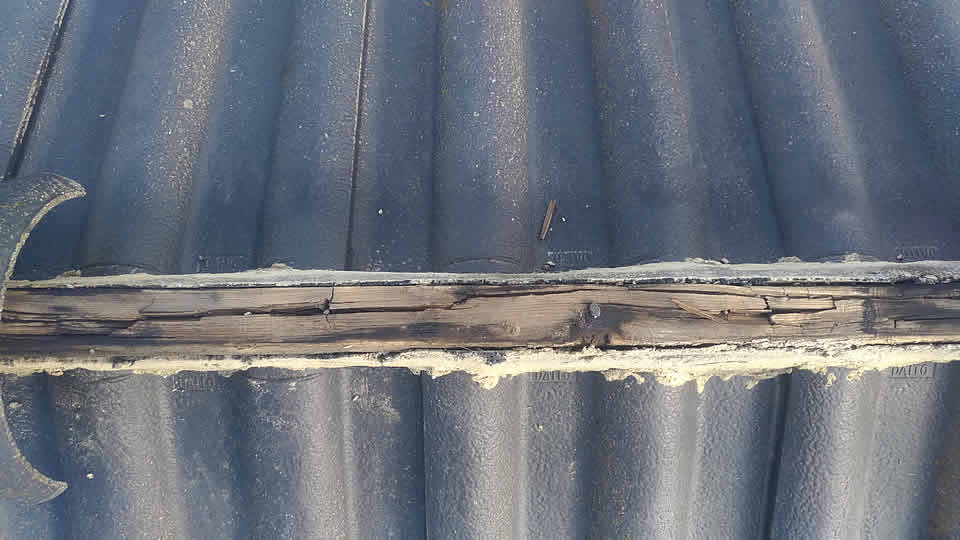 修理前の棟を固定する為の木材
