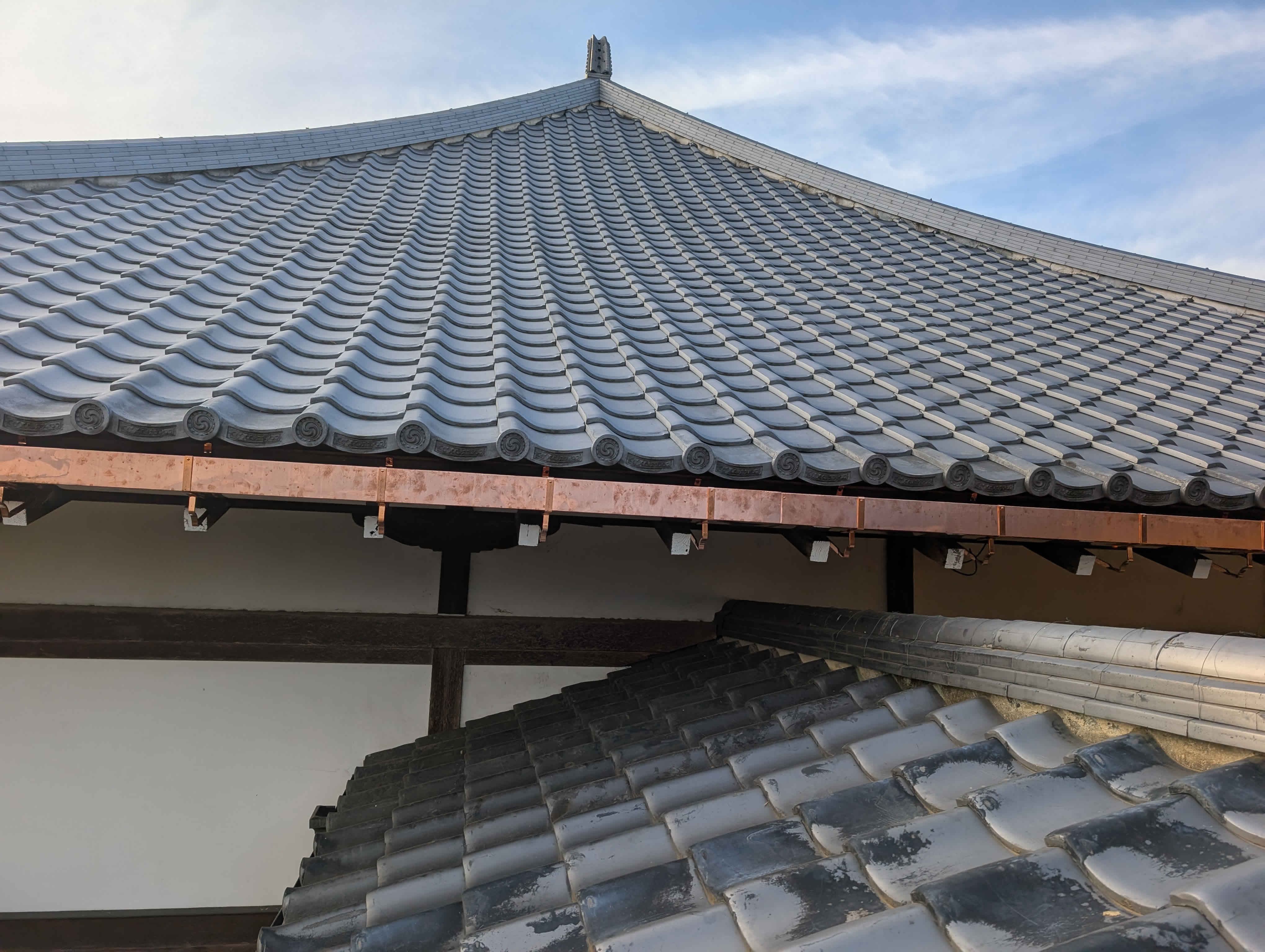 本堂の屋根に樋を設置した画像