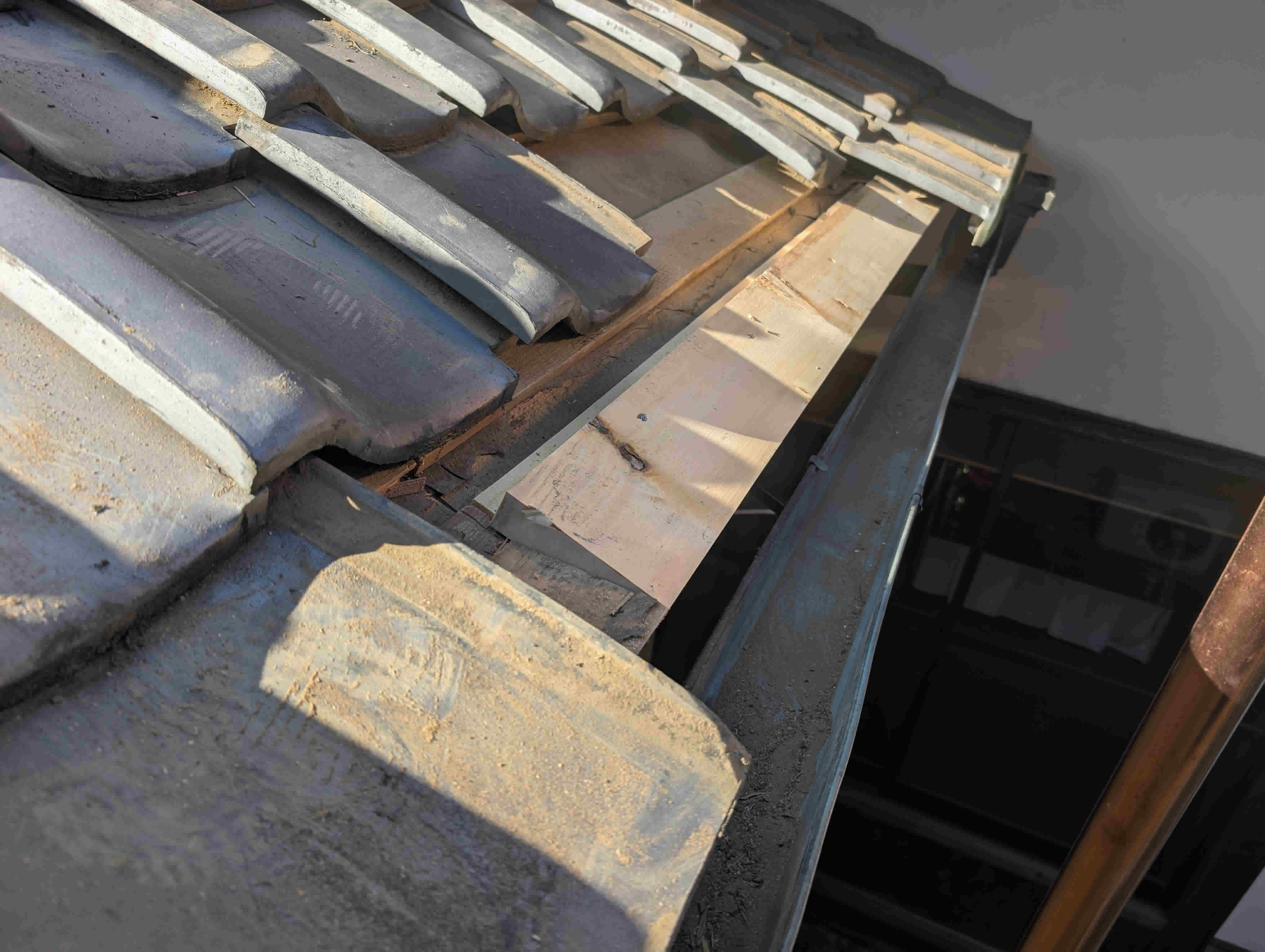 腐朽してしまった渉廊下の屋根下地を再施工した画像