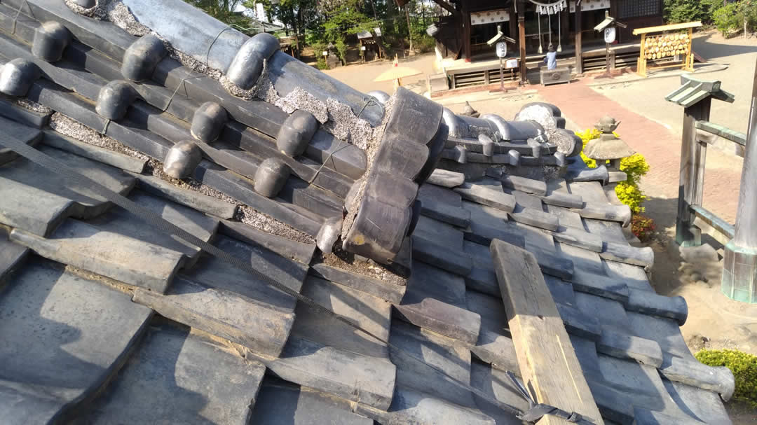 神社の建物で鬼を付ける角度の画像