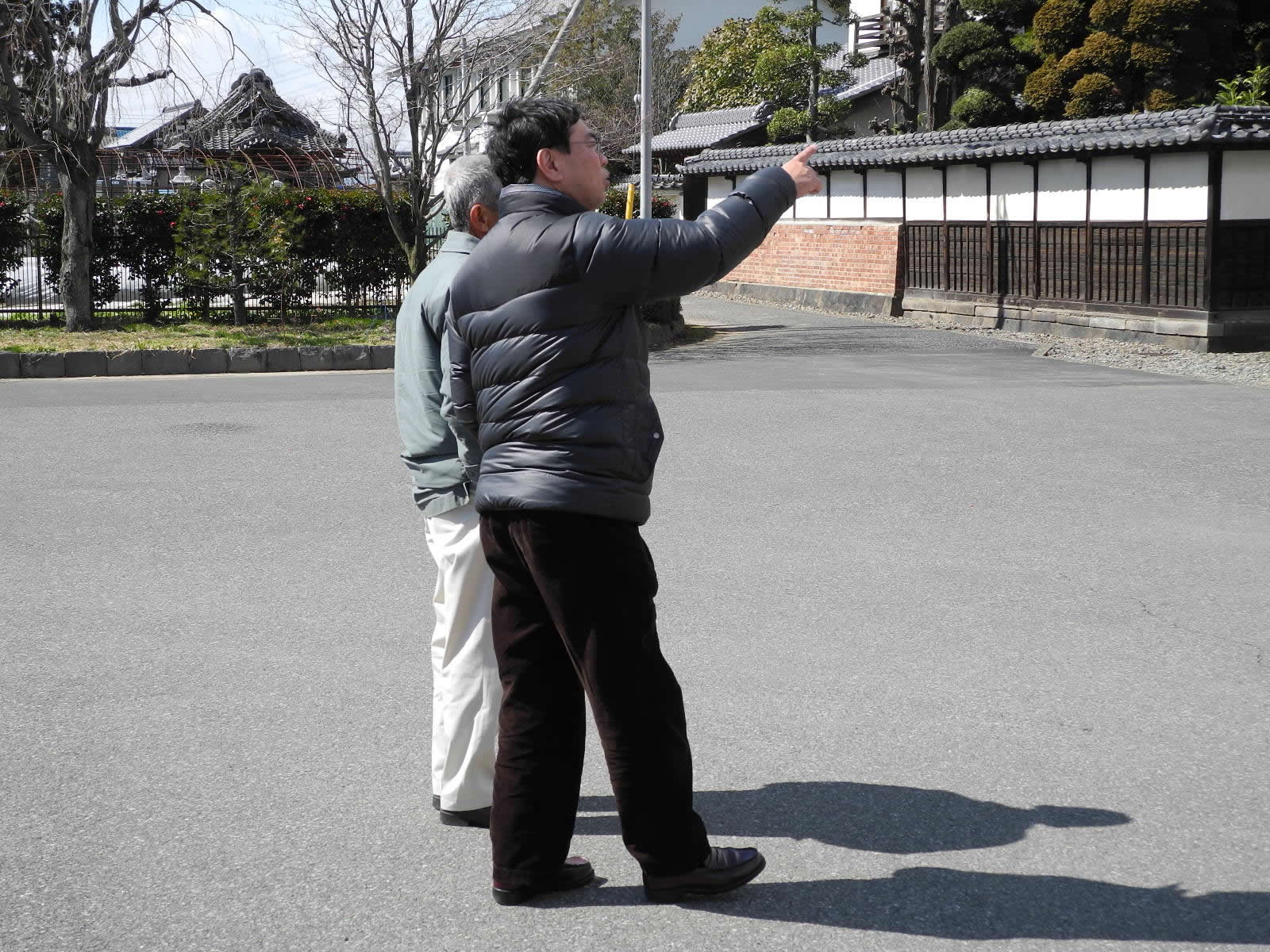 見積のために現場で検討する風景